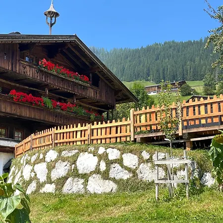 Woerglerhof's Huettenapartments Mit Kachelofen Κατάλυμα σε φάρμα Alpbach