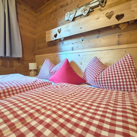 Çiftlik konaklama Woerglerhof's Huettenapartments Mit Kachelofen *