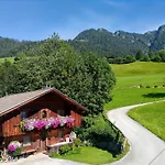 Çiftlik konaklama Woerglerhof's Huettenapartments Mit Kachelofen *